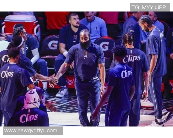 小琼斯与哈登小卡祖巴茨联手展现惊人净效率值得首发机会 小琼斯与哈登小卡祖巴茨联手展现惊人净效率值得首发机会